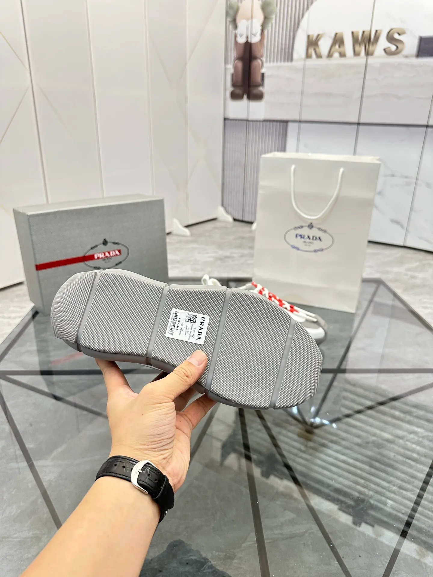 Men's shoes: 💰P540¥ High-end top quality Product trademark: Prada *"Prada*" low-top casual shoes Regular size: 38-45 (can be customized to 46) Product materials: imported first-layer cowhide leather splicing breathable mesh upper, breathable lining, cowhide foot pads, original ultra-light foam outsole. No.: 001